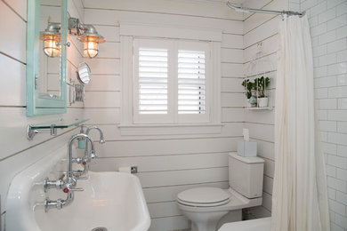 ボストンにあるお手頃価格の小さなカントリー風のおしゃれな浴室 (シャワー付き浴槽	、一体型トイレ	、白いタイル、サブウェイタイル、白い壁、大理石の床、横長型シンク、グレーの床、シャワーカーテン) の写真