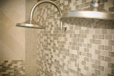 Ejemplo de cuarto de baño principal tradicional grande con ducha esquinera, baldosas y/o azulejos beige, baldosas y/o azulejos de piedra y paredes beige