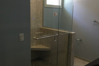 シーダーラピッズにある高級な中くらいなコンテンポラリースタイルのおしゃれなマスターバスルーム (コーナー設置型シャワー) の写真
