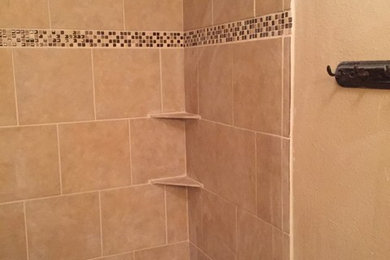 Bathroom in Orlando with ceramic tiles.