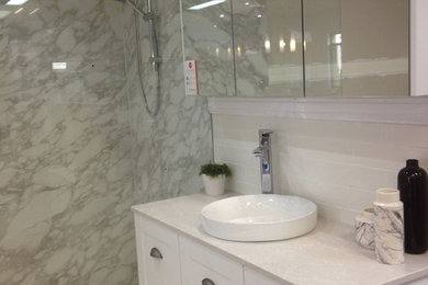 ブリスベンにあるトランジショナルスタイルのおしゃれな浴室の写真