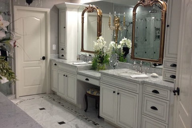 Imagen de cuarto de baño principal tradicional de tamaño medio con armarios con rebordes decorativos, puertas de armario blancas, paredes grises, suelo de mármol, lavabo bajoencimera, encimera de mármol y suelo gris