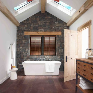Idee per una stanza da bagno padronale country di medie dimensioni con consolle stile comò, ante in legno scuro, top in legno, vasca freestanding, pareti bianche, parquet scuro, lavabo a bacinella e top marrone