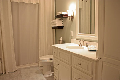 Ejemplo de cuarto de baño principal clásico pequeño con puertas de armario blancas y encimera de acrílico