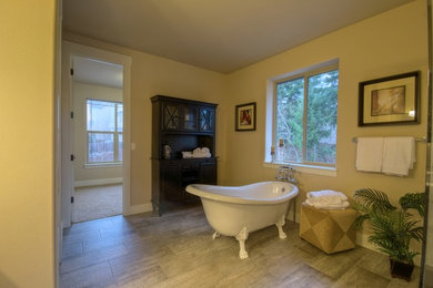 Example of a minimalist bathroom design in Portland