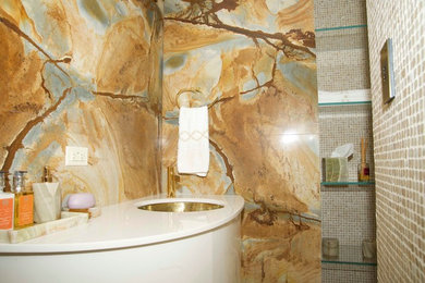 ニューヨークにある小さなコンテンポラリースタイルのおしゃれなバスルーム (浴槽なし) (分離型トイレ、ベージュのタイル、モザイクタイル、マルチカラーの壁、アンダーカウンター洗面器、クオーツストーンの洗面台) の写真