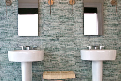 Идея дизайна: главная ванная комната среднего размера в современном стиле с серой плиткой, синей плиткой, стеклянной плиткой, полом из керамической плитки, бежевыми стенами, раковиной с пьедесталом и белым полом