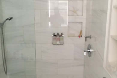 Imagen de cuarto de baño actual de tamaño medio con ducha empotrada, baldosas y/o azulejos grises, baldosas y/o azulejos de mármol, paredes grises y ducha abierta