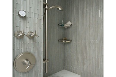 Modelo de cuarto de baño contemporáneo con ducha empotrada, baldosas y/o azulejos grises, azulejos en listel y suelo blanco