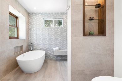 Exempel på ett klassiskt vit vitt badrum, med ett fristående badkar, beige kakel, porslinskakel, vita väggar, klinkergolv i porslin, bänkskiva i kvarts och beiget golv
