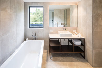 Foto de cuarto de baño minimalista con baldosas y/o azulejos grises, paredes grises, suelo gris, baldosas y/o azulejos de porcelana y suelo de baldosas de porcelana