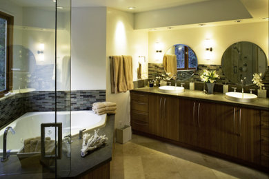 Imagen de cuarto de baño contemporáneo con armarios con paneles lisos y puertas de armario de madera oscura