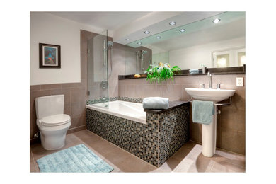 Ejemplo de cuarto de baño principal actual grande con bañera esquinera y baldosas y/o azulejos multicolor