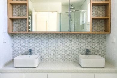 Ejemplo de cuarto de baño principal contemporáneo con armarios tipo vitrina, puertas de armario blancas y encimera de cuarzo compacto