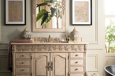 Idee per una stanza da bagno tradizionale con consolle stile comò, lavabo integrato, top in marmo e top beige