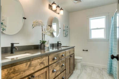 Foto de cuarto de baño contemporáneo de tamaño medio con armarios estilo shaker, lavabo bajoencimera, encimera de granito y encimeras grises