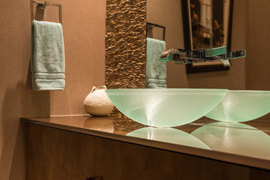Modernes Badezimmer mit hellbraunen Holzschränken und Granit-Waschbecken/Waschtisch in Miami