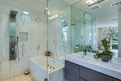 Ejemplo de cuarto de baño principal moderno de tamaño medio con armarios con paneles lisos, puertas de armario de madera en tonos medios y lavabo integrado