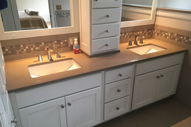 Modelo de cuarto de baño contemporáneo con puertas de armario blancas, baldosas y/o azulejos de cerámica, lavabo bajoencimera, encimera de cuarzo compacto y encimeras marrones