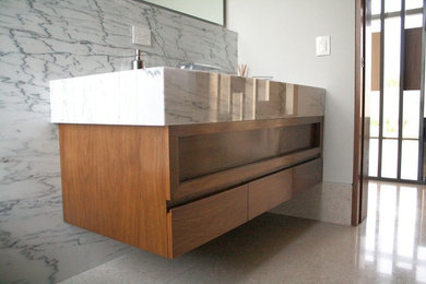 他の地域にあるコンテンポラリースタイルのおしゃれなバスルーム (浴槽なし) (中間色木目調キャビネット) の写真