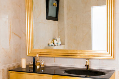Bild på ett mellanstort funkis en-suite badrum, med luckor med glaspanel, skåp i ljust trä, svart kakel, beige väggar, marmorgolv, ett integrerad handfat och granitbänkskiva