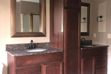 Foto de cuarto de baño principal clásico de tamaño medio con armarios estilo shaker, puertas de armario marrones, paredes marrones, lavabo bajoencimera, encimera de cuarzo compacto y encimeras marrones