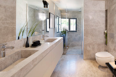 ローリーにあるコンテンポラリースタイルのおしゃれな浴室の写真