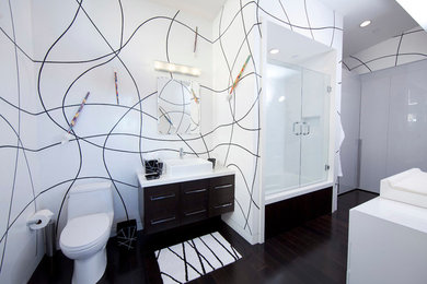 На фото: ванная комната в современном стиле с настольной раковиной и белой столешницей