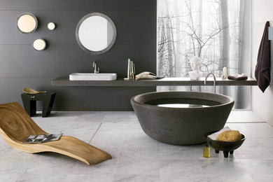 Ispirazione per una stanza da bagno moderna con vasca freestanding, piastrelle nere, pavimento con piastrelle in ceramica, lavabo da incasso e pavimento beige