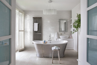 Idéer för vintage en-suite badrum, med skåp i shakerstil, vita skåp, ett fristående badkar, grå kakel, tunnelbanekakel, flerfärgade väggar, ljust trägolv, ett fristående handfat och grått golv