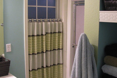 Ejemplo de cuarto de baño tradicional renovado con armarios estilo shaker, puertas de armario blancas, ducha empotrada, paredes azules, suelo de baldosas de cerámica, suelo beige y ducha con puerta corredera