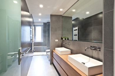 ミラノにあるコンテンポラリースタイルのおしゃれな浴室の写真