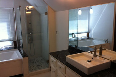 Ejemplo de cuarto de baño tradicional con ducha esquinera y suelo de baldosas de porcelana