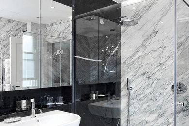 Идея дизайна: большая ванная комната в современном стиле