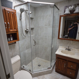 Ispirazione per una piccola stanza da bagno padronale american style con lavabo integrato, ante con bugna sagomata, ante in legno scuro, top in superficie solida, doccia ad angolo e WC monopezzo