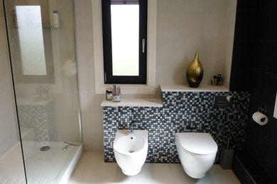Diseño de cuarto de baño principal minimalista de tamaño medio con ducha abierta, baldosas y/o azulejos grises, baldosas y/o azulejos de porcelana y encimera de cuarcita