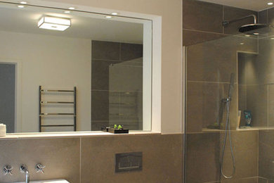 コーンウォールにあるコンテンポラリースタイルのおしゃれな浴室の写真