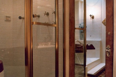 Foto de cuarto de baño principal actual pequeño con bañera exenta y combinación de ducha y bañera