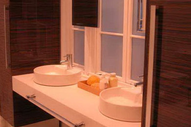 Diseño de cuarto de baño principal de tamaño medio con puertas de armario de madera en tonos medios y suelo de baldosas de cerámica