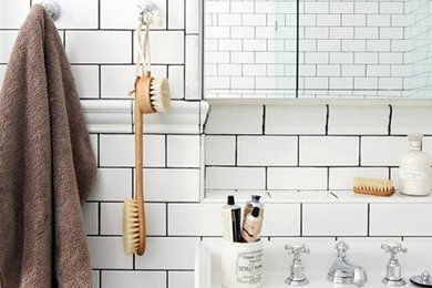ミルウォーキーにある高級な中くらいなトランジショナルスタイルのおしゃれなバスルーム (浴槽なし) (コーナー設置型シャワー、白いタイル、サブウェイタイル、白い壁、ペデスタルシンク) の写真