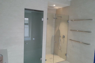 Imagen de cuarto de baño principal contemporáneo grande con ducha esquinera
