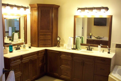 マイアミにある中くらいなトラディショナルスタイルのおしゃれなマスターバスルーム (中間色木目調キャビネット、コーナー型浴槽、ベージュのタイル、セラミックタイル、ベージュの壁、大理石の床) の写真