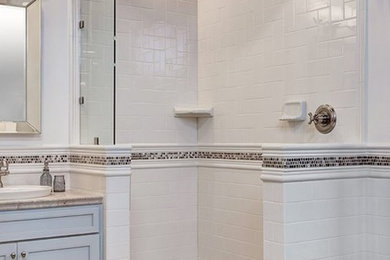 Inspiration för ett stort vintage en-suite badrum, med ett nedsänkt handfat, en hörndusch, vit kakel, vita väggar, skåp i shakerstil, grå skåp, keramikplattor, ljust trägolv, granitbänkskiva, grått golv och med dusch som är öppen