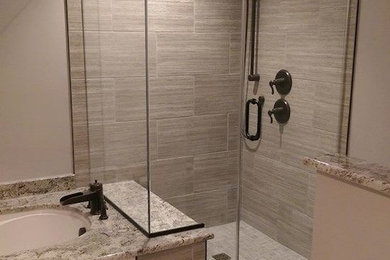 ボルチモアにある高級な広いトランジショナルスタイルのおしゃれな浴室 (落し込みパネル扉のキャビネット、白いキャビネット、御影石の洗面台、緑のタイル、ベージュの壁、淡色無垢フローリング) の写真