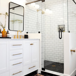 Immagine di una stanza da bagno con doccia classica con ante in stile shaker, ante bianche, doccia ad angolo, piastrelle bianche, piastrelle diamantate, pareti bianche, lavabo sottopiano, pavimento nero, porta doccia a battente e top multicolore