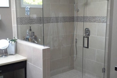 Ejemplo de cuarto de baño principal con ducha esquinera, baldosas y/o azulejos grises y paredes grises
