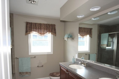 Ejemplo de cuarto de baño principal con puertas de armario de madera en tonos medios, ducha empotrada y paredes beige