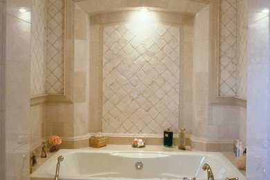 Imagen de cuarto de baño clásico con puertas de armario beige, bañera empotrada, baldosas y/o azulejos beige, baldosas y/o azulejos de cerámica, paredes beige, lavabo bajoencimera y encimera de azulejos