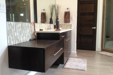オースティンにあるトランジショナルスタイルのおしゃれな浴室 (レイズドパネル扉のキャビネット、中間色木目調キャビネット、ベージュのタイル) の写真