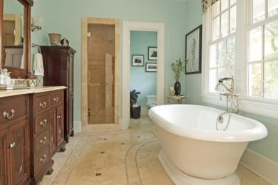 シャーロットにあるトラディショナルスタイルのおしゃれな浴室の写真